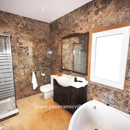Villa Sleeps 8 Pool Air Con *