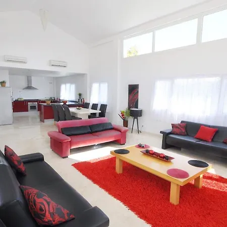 Sleeps 8 Pool Air Con Villa *