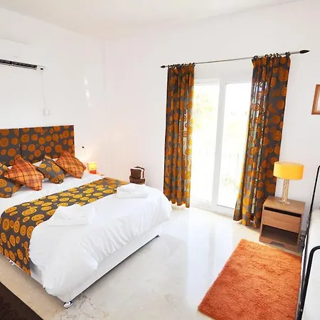 Sleeps 8 Pool Air Con