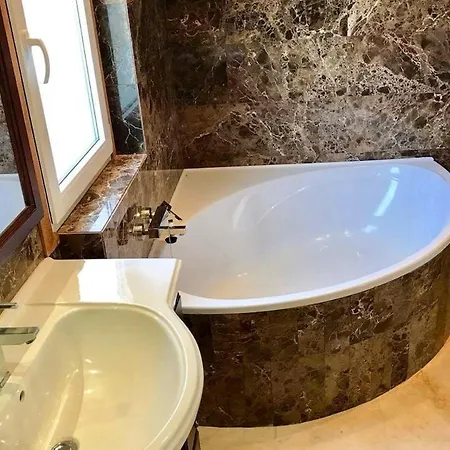 Sleeps 8 Pool Air Con Villa *